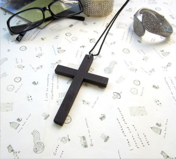 Colar Crucifixo Preto
