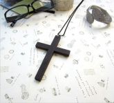 Colar Crucifixo Preto