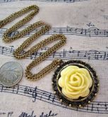 Colar Rosas